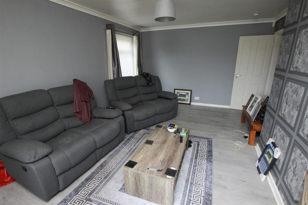 Property photo 3 of 12 Lounge