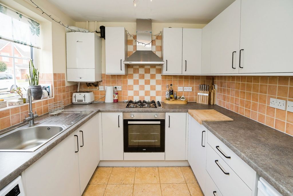 Property photo 3 of 11 Kitchen