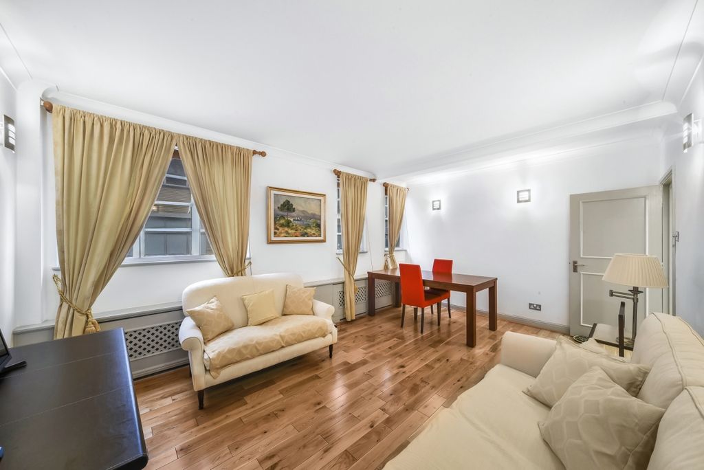 Property photo 2 of 10 Lowndes Square