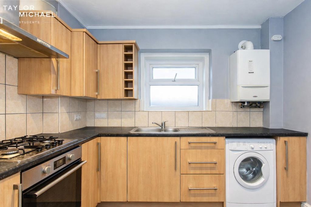 Property photo 2 of 11 Kitchen