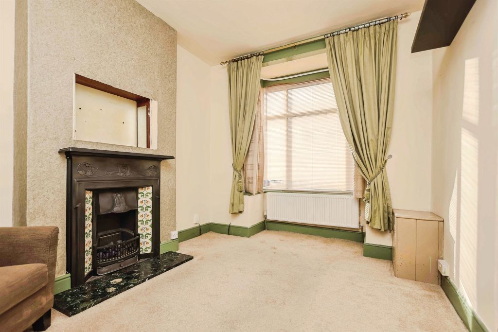 Property photo 3 of 19 Lounge