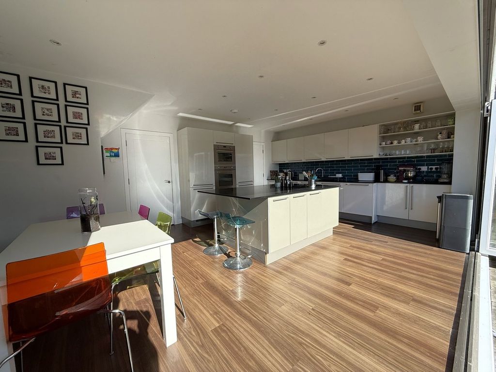 Property photo 3 of 25