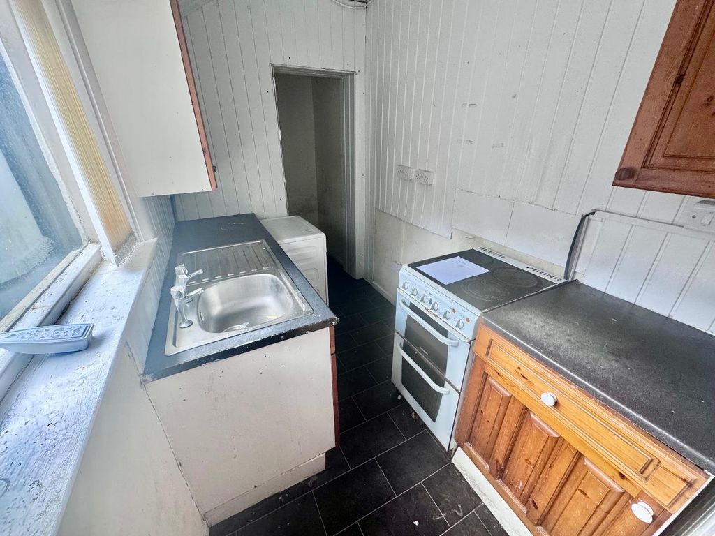 Property photo 2 of 8 Kitchen