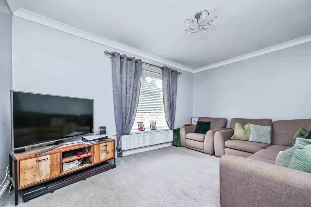 Property photo 3 of 13 Lounge