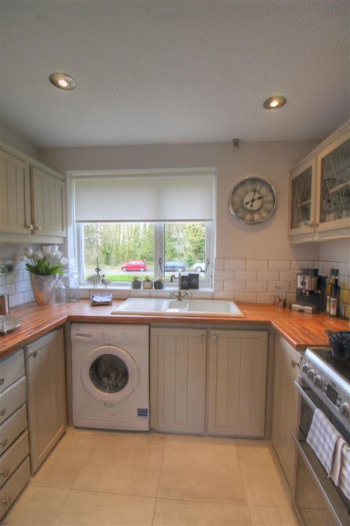 Property photo 3 of 18 Kitchen