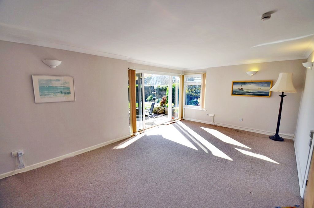Property photo 2 of 11 Spacious Lounge