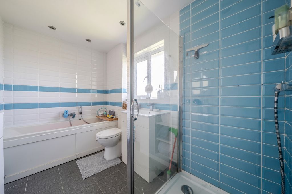 Property photo 2 of 16 Bathroom