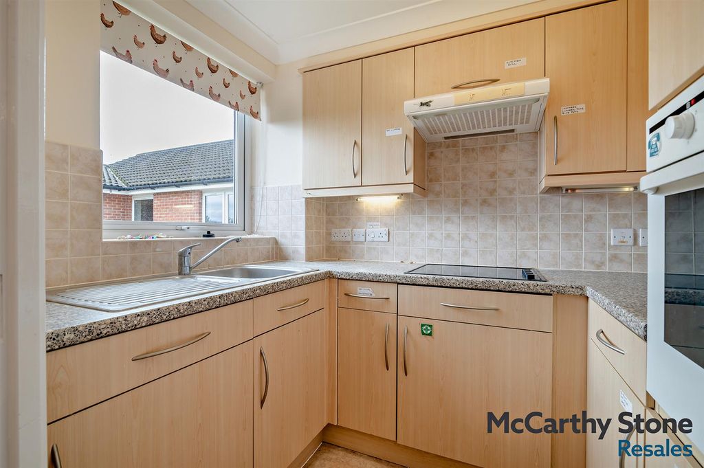 Property photo 3 of 16 Kitchen