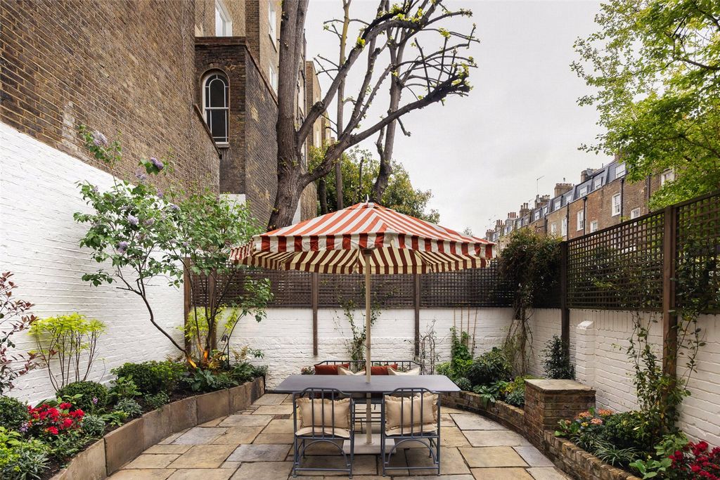 Property photo 2 of 16 Courtyard Garden