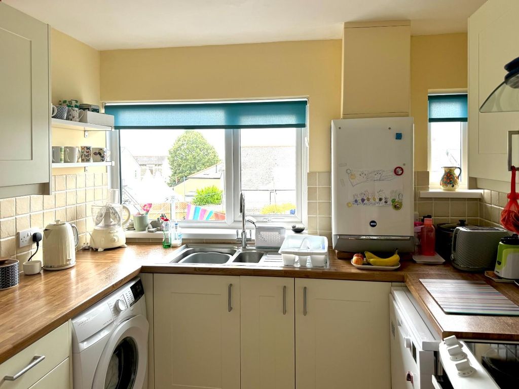 Property photo 3 of 12 Kitchen