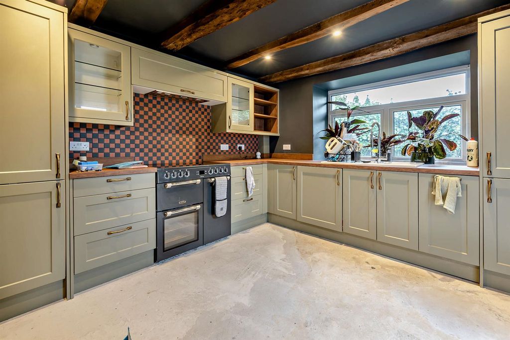 Property photo 3 of 18 8676752-Interior08-800.Jpg