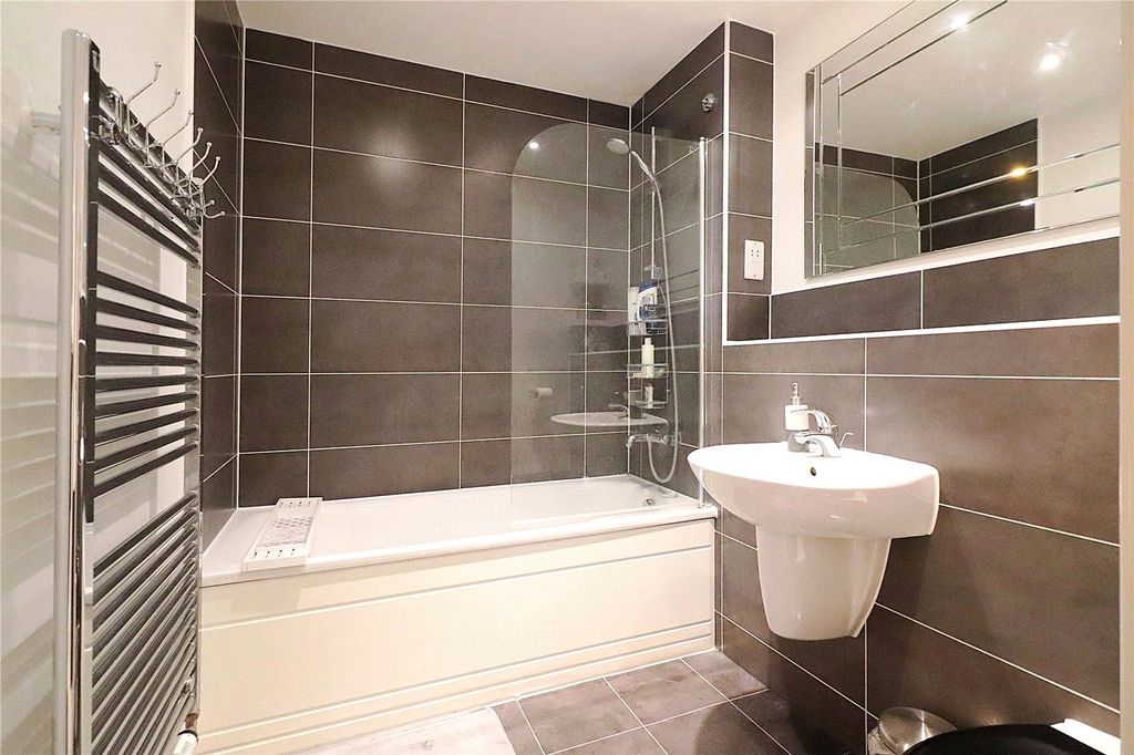 Property photo 3 of 18 Bathroom