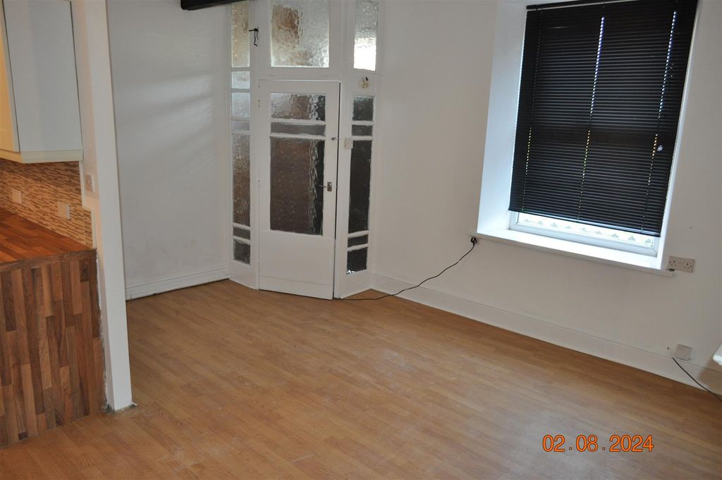 Property photo 2 of 10 Living.Jpg