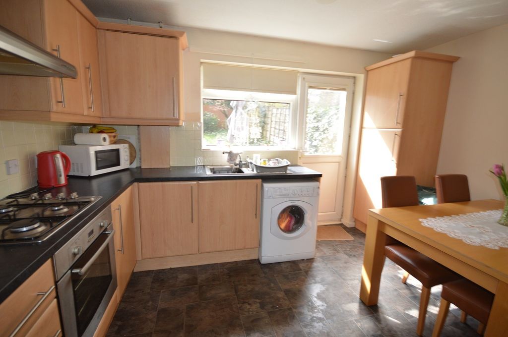 Property photo 3 of 7 Kitchen