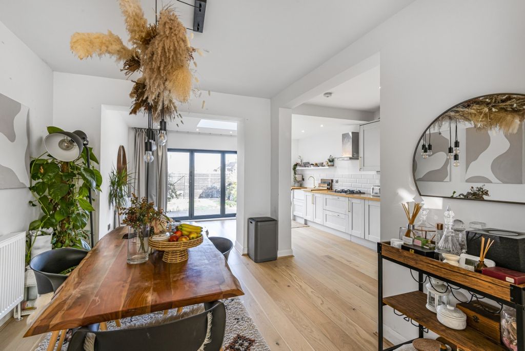 Property photo 3 of 13 913767 (3)