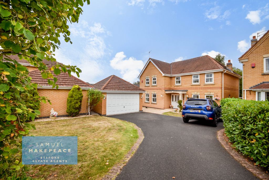 Property photo 1 of 54 Five Bedroom Detached House With Double Bedrooms, Substantial Sized Garden And Converted Games Room/Bar