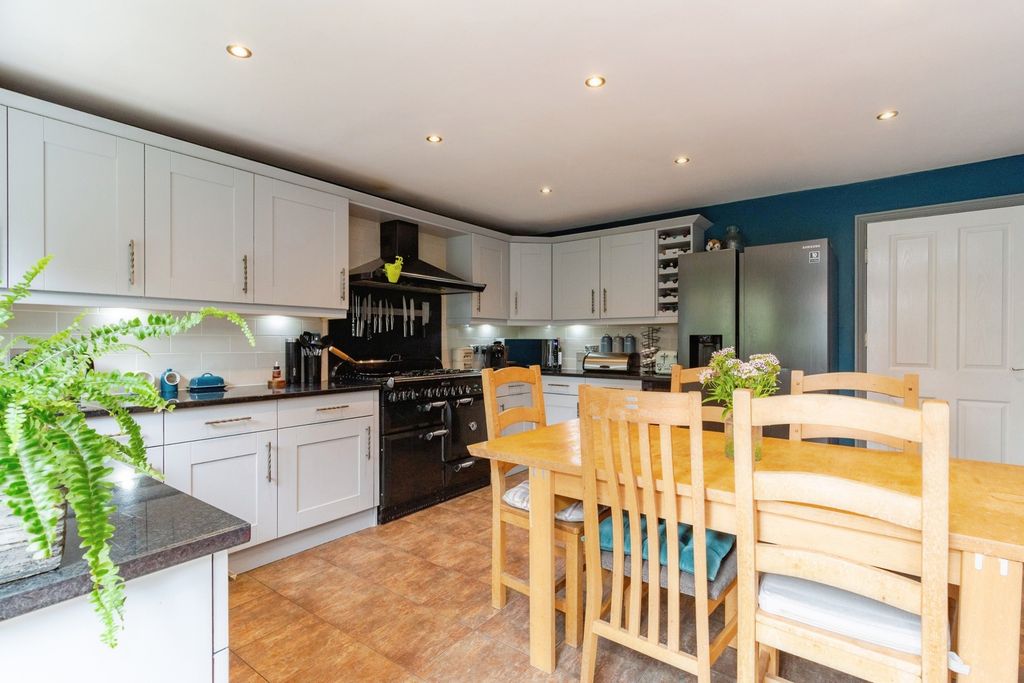 Property photo 2 of 16 Breakfast Kitchen