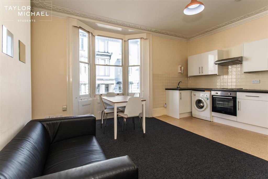 Property photo 2 of 14 Living Room / Kitchen