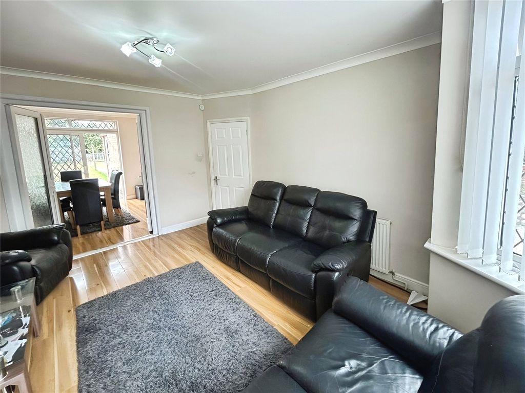 Property photo 3 of 17 Lounge