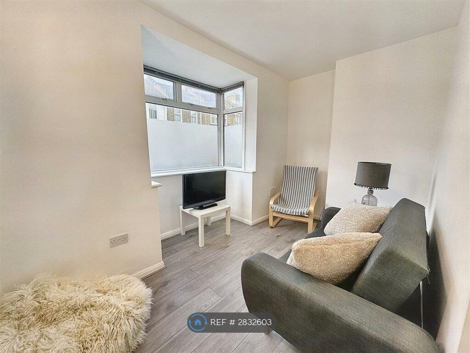 Property photo 3 of 6 Living Room/Office/Room 3