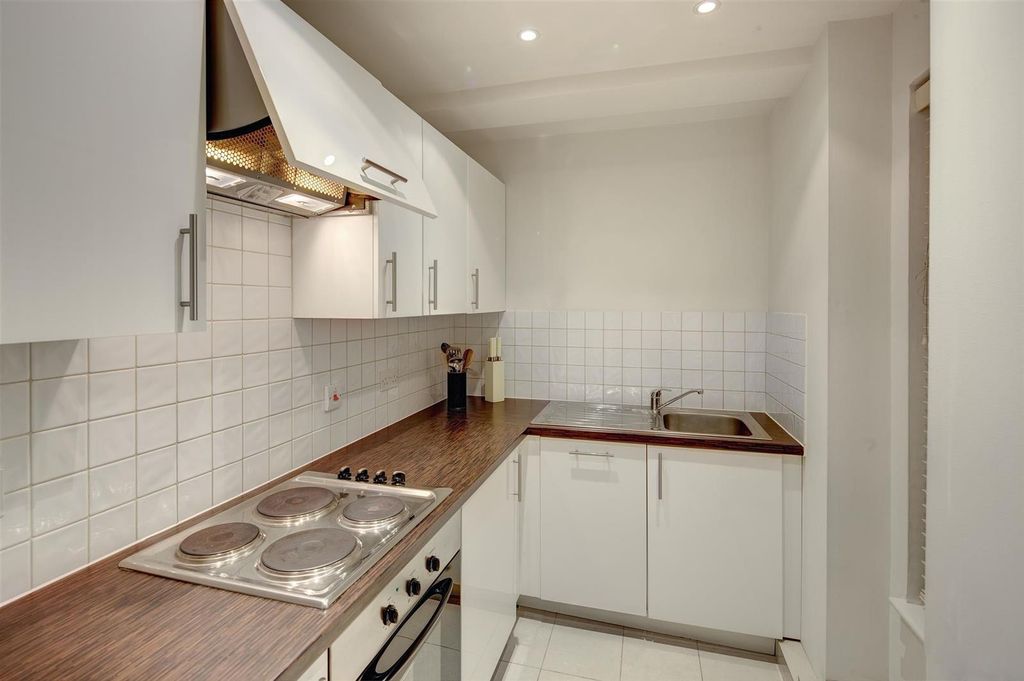 Property photo 3 of 8 Kitchen