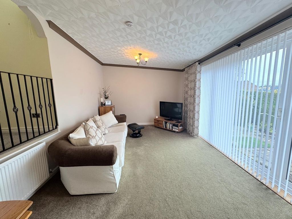 Property photo 3 of 18 Lounge