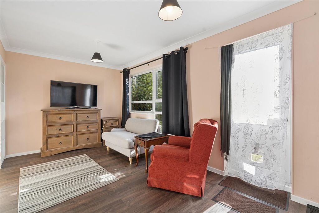 Property photo 3 of 17 3 Foxbury-Hr7.Jpg
