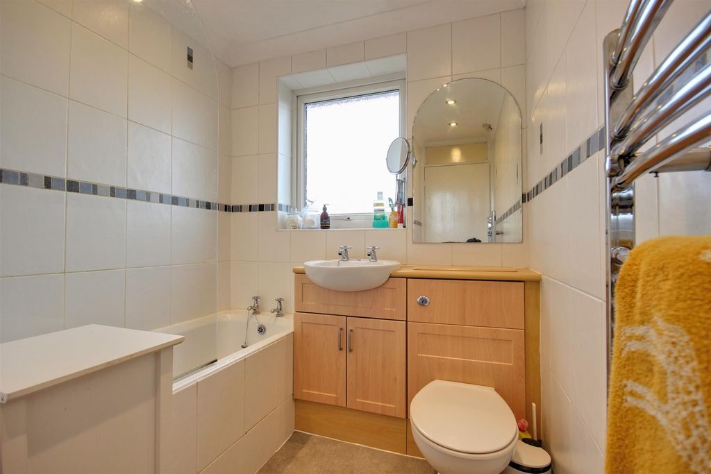 Property photo 3 of 12 Green Lane (7).Jpg
