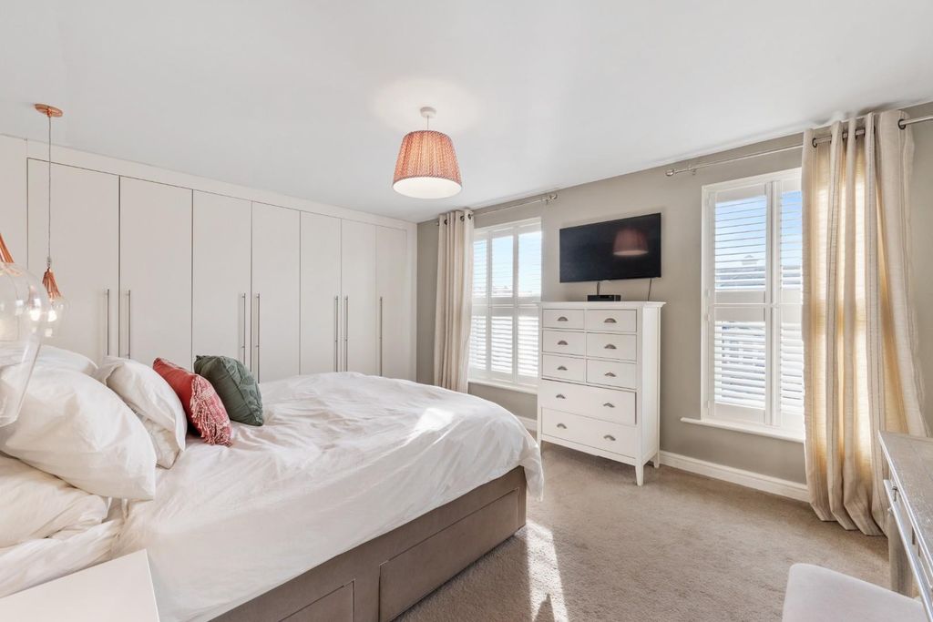 Property photo 3 of 28