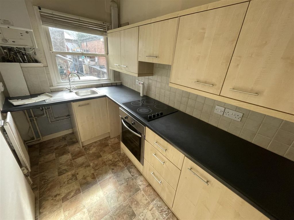 Property photo 3 of 11 Kitchen