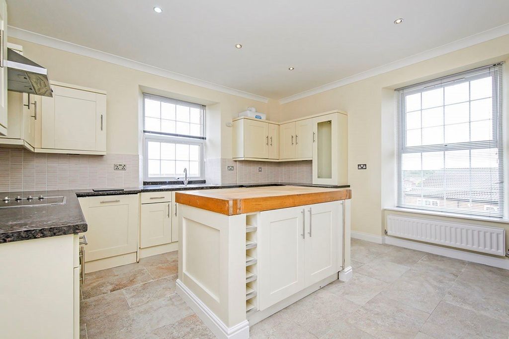 Property photo 3 of 10 Kitchen