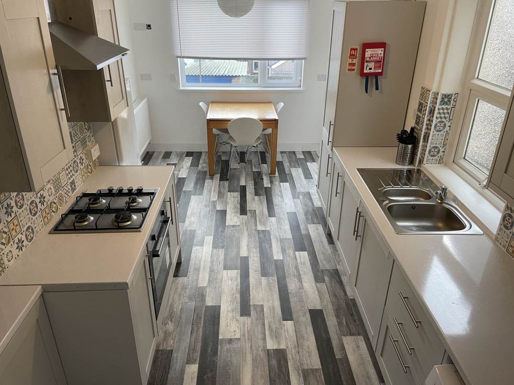 Property photo 1 of 20 Kitchen 1