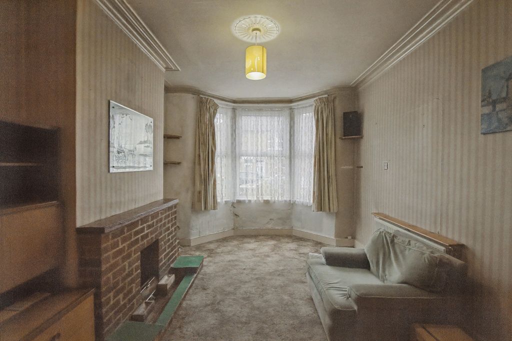 Property photo 3 of 14 21 Sandyhill Road, Ilford Ig1 2Et