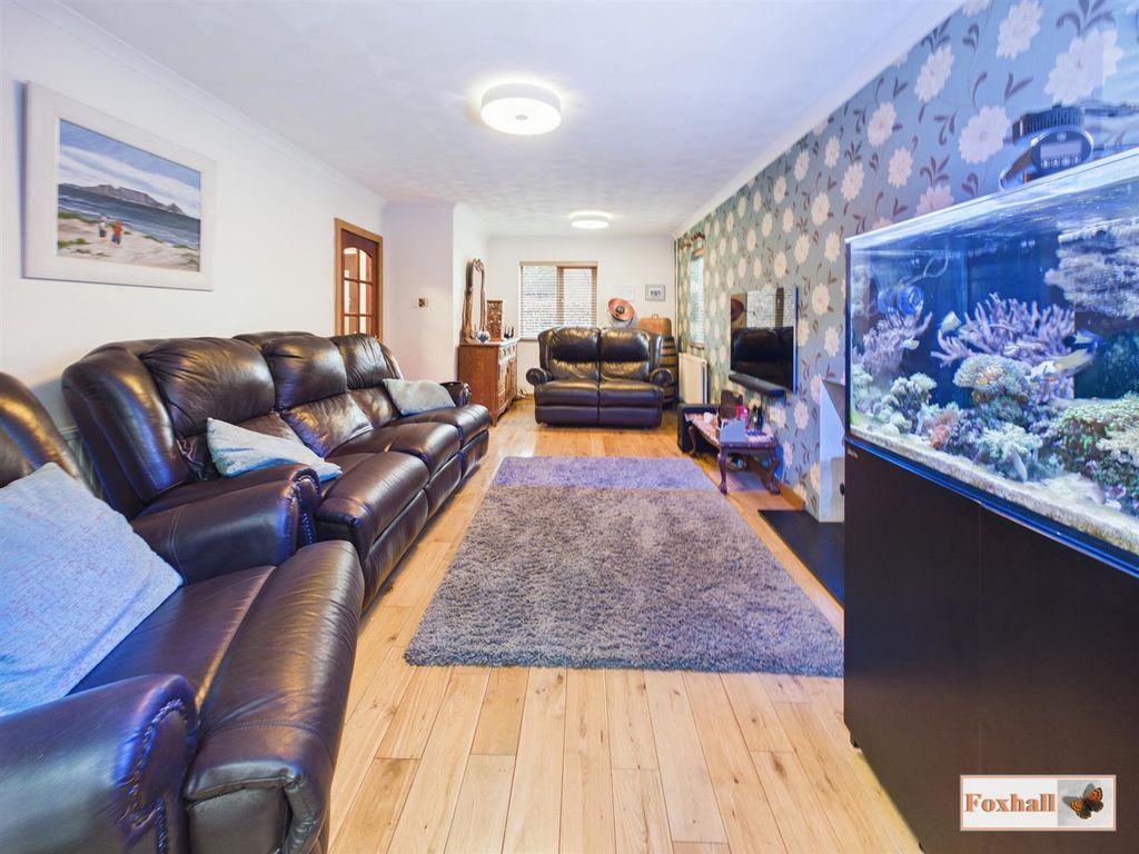 Property photo 3 of 34 Lounge