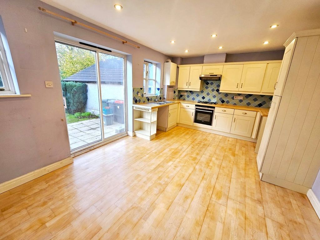 Property photo 2 of 19 Kitchen