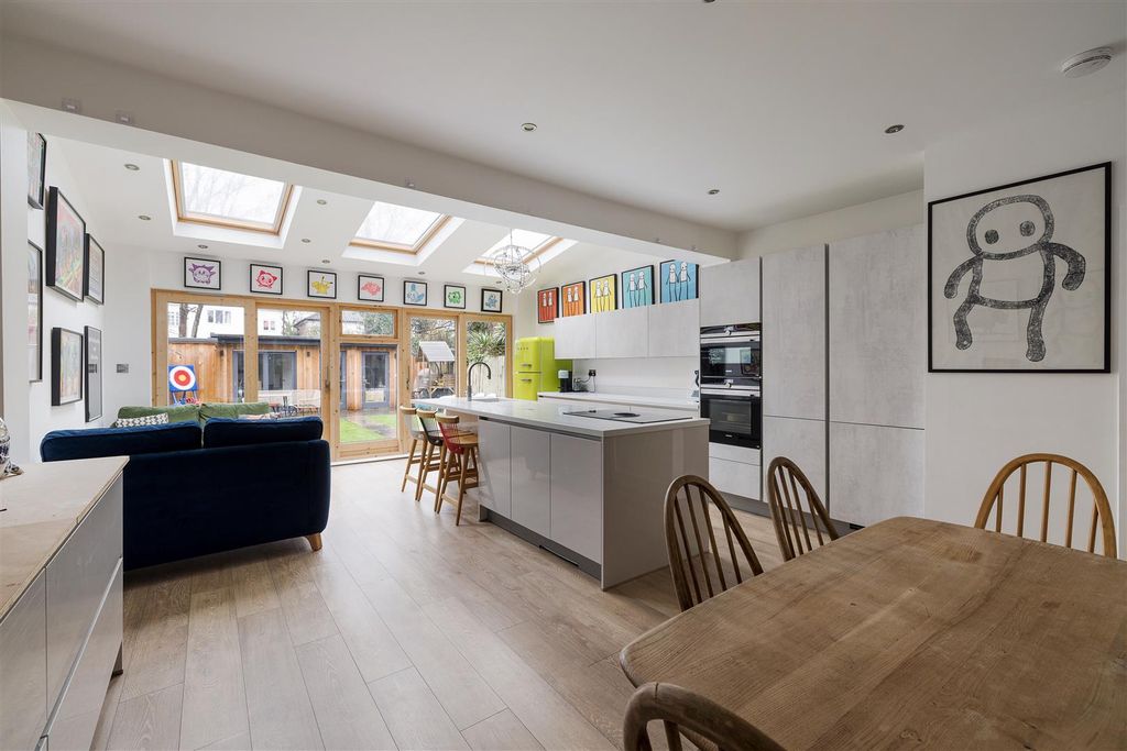 Property photo 2 of 46 Beacontree Road, E11