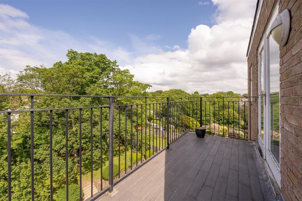Property photo 3 of 22 Hermon Hill, E11