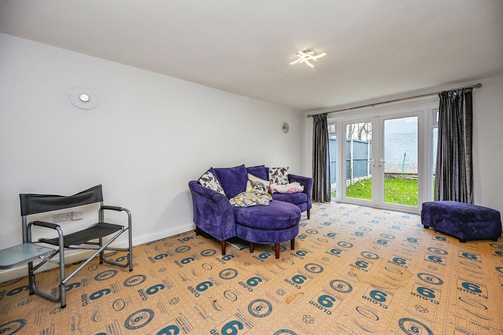 Property photo 3 of 11 Lounge