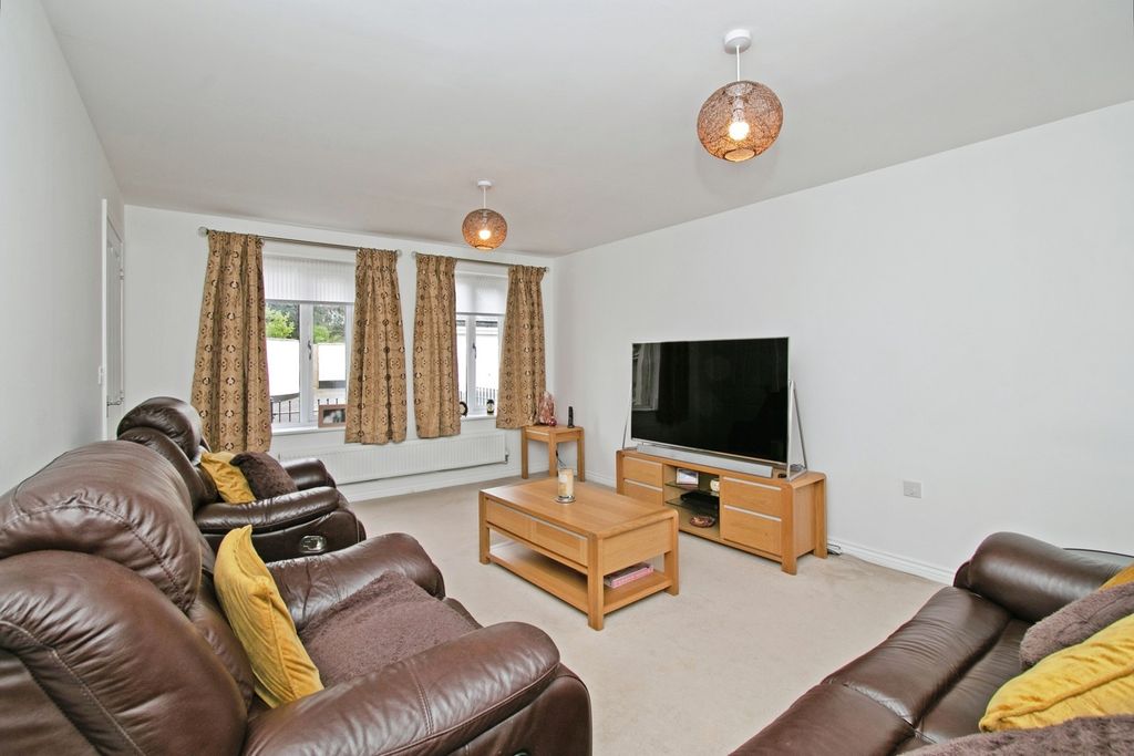 Property photo 2 of 16 Lounge