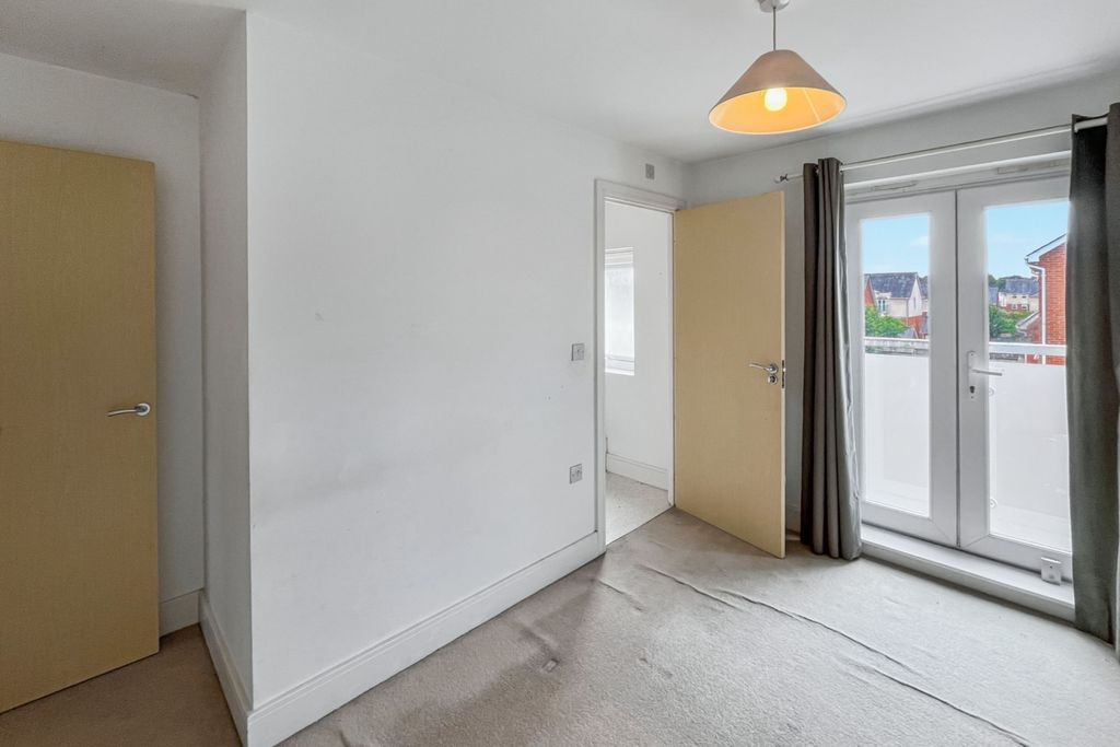 Property photo 1 of 25 40 Reynolds Avenue, Redhill, Surrey, Rh1 1Tj