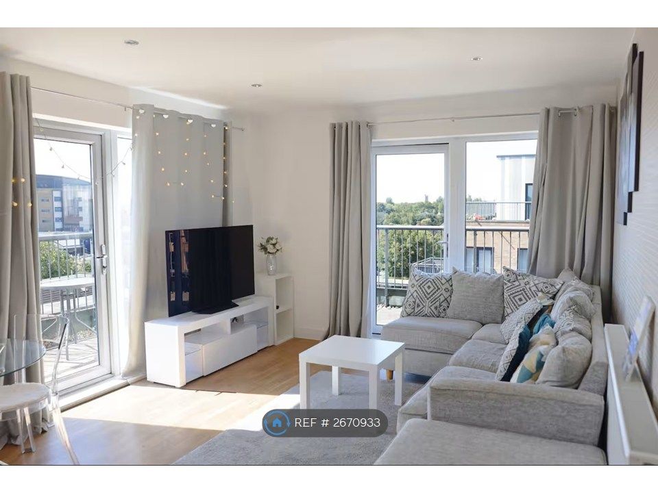 Property photo 1 of 10 Living Room