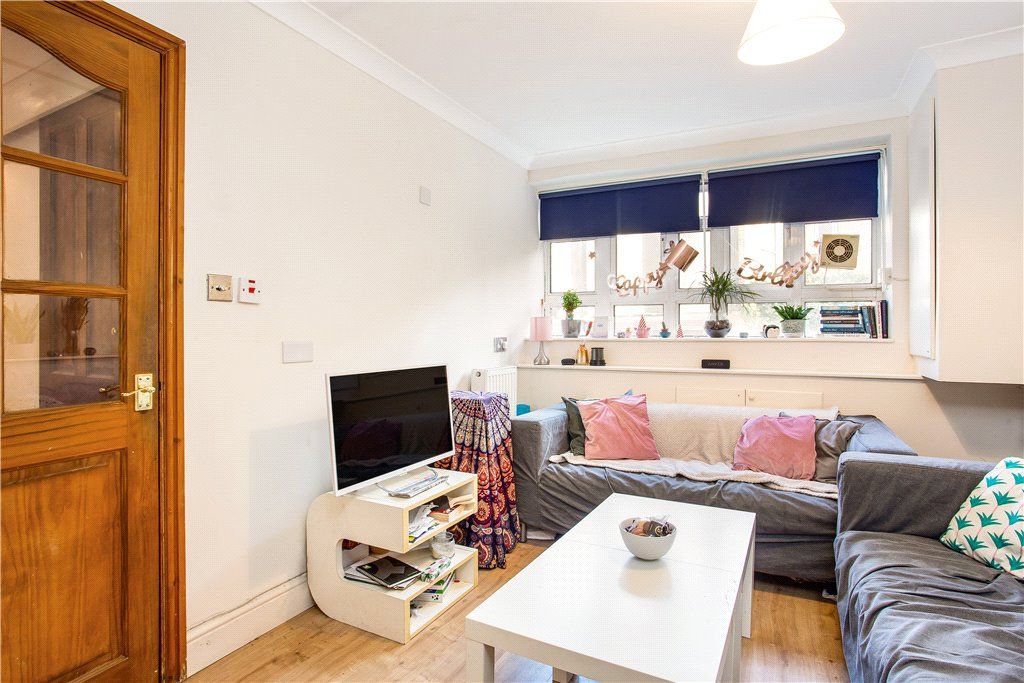 Property photo 3 of 12 Lounge