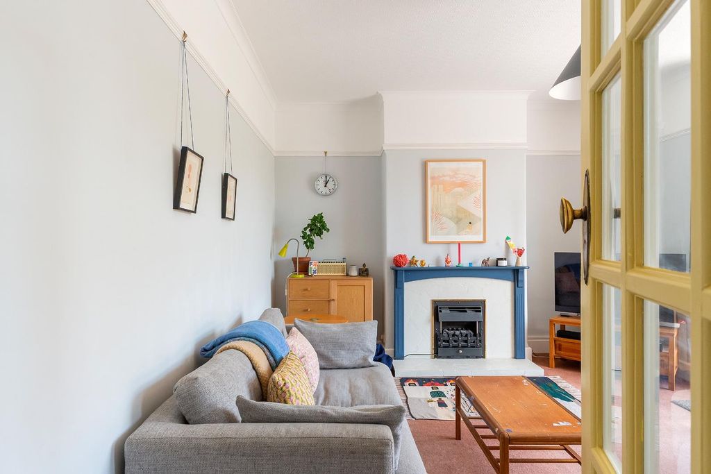 Property photo 1 of 41 6W6Rke - Living Room E.Jpg
