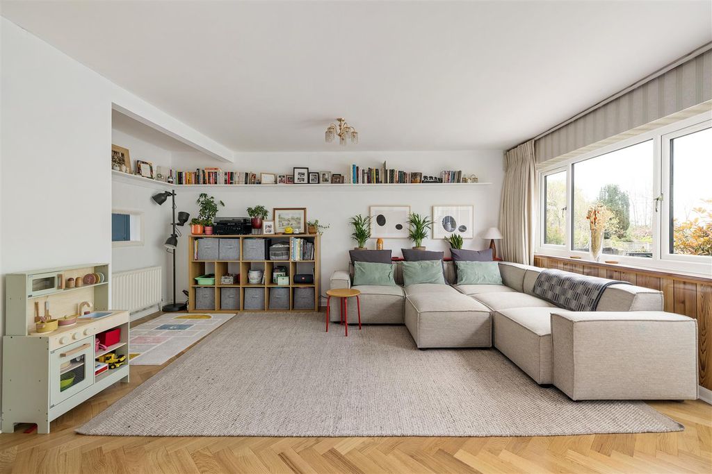 Property photo 1 of 36 St. Johns Court, Ig9