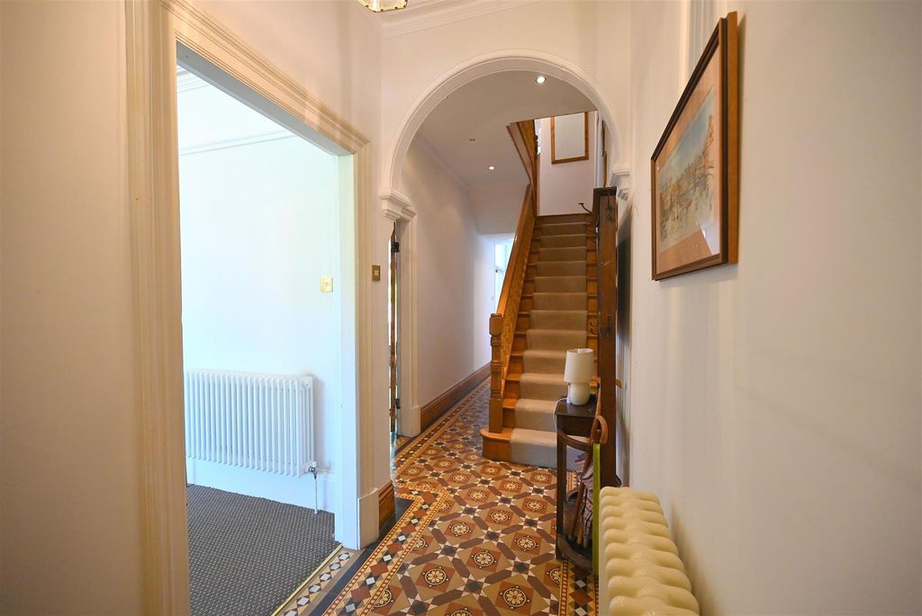Property photo 2 of 25 Hallway.Jpg