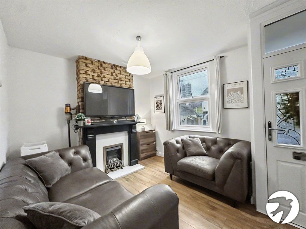 Property photo 3 of 11 Lounge