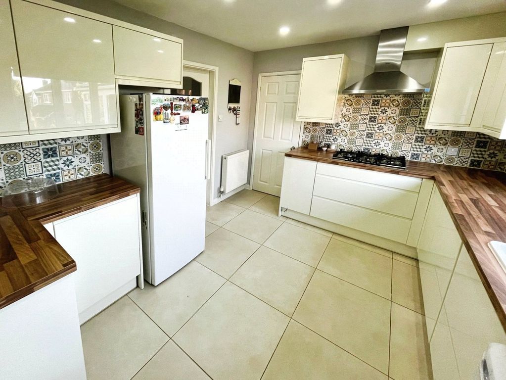 Property photo 3 of 18 Kitchen