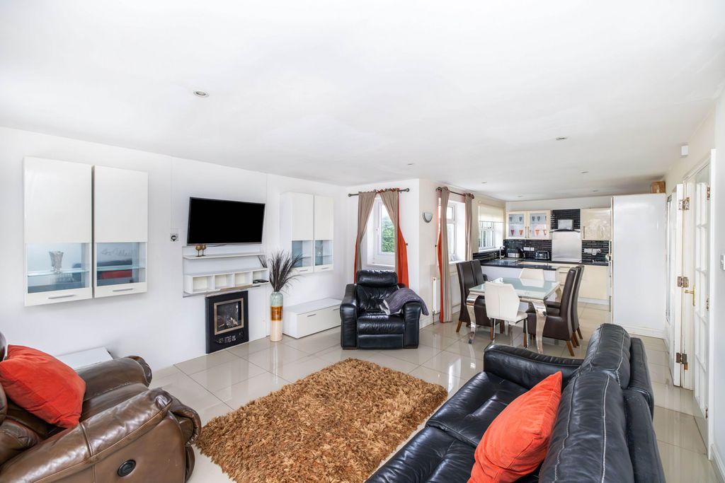 Property photo 3 of 21