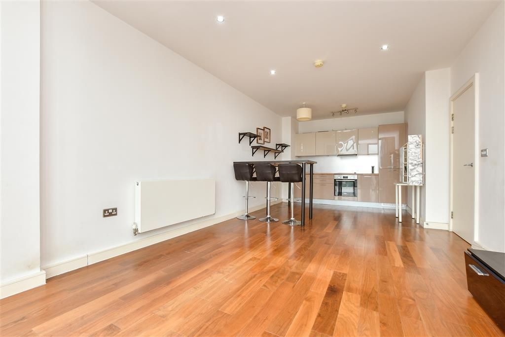 Property photo 2 of 10 Lounge / Kitchen