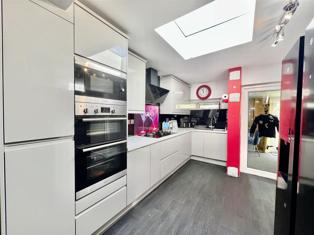 Property photo 3 of 11 Kitchen